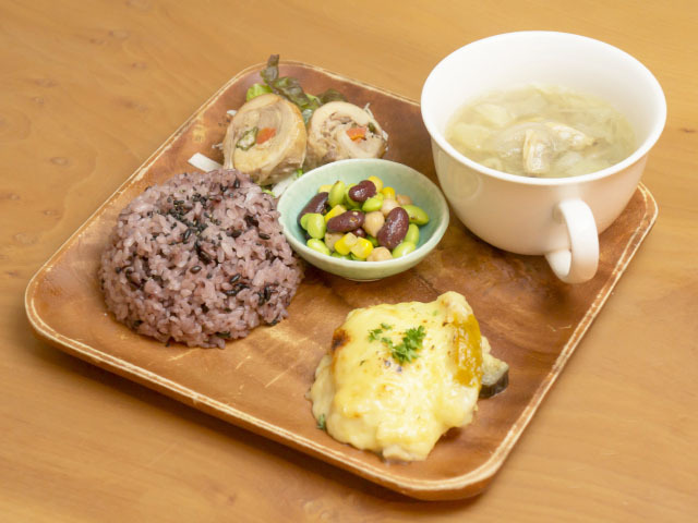 木のぬくもりにつつまれていただくワンプレート うまいじ ワンプレートランチ ウッドスタイルカフェ カフェ 駅西 県庁エリア 金沢ラボ