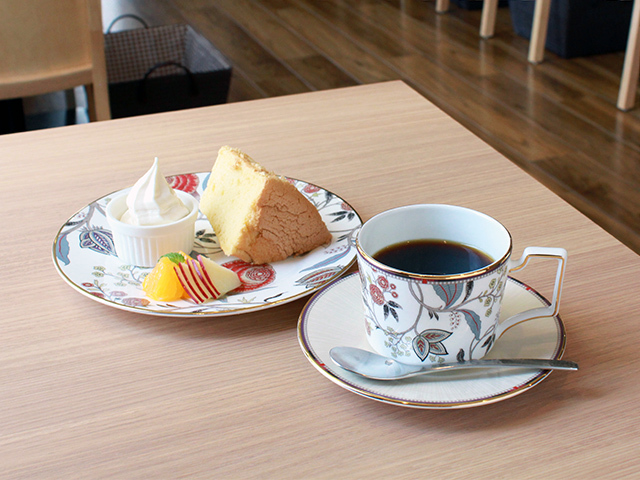 穏やかな喫茶店で味わう至極の一杯 ふわふわシフォンケーキ うまいじ カフェ Cafe りあん カフェ かほく市 金沢ラボ