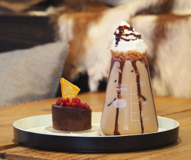 町屋カフェの絶品生チョコケーキと 珈琲の組み合わせ うまいじ 魅惑のチョコレートスイーツ Fuzon Kaga Cafe And Studio ケーキ パンケーキ 加賀市 金沢ラボ