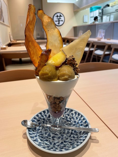 グラスの底までお芋たっぷり お芋だけでも食べ比べができる高級芋菓子しみずの しみずの贅沢 芋 パフェ うまいじ 秋の味覚 ほくほくお芋 栗スイーツ特集 高級芋菓子しみず 金沢店 和菓子 甘味処 野々市市 金沢ラボ